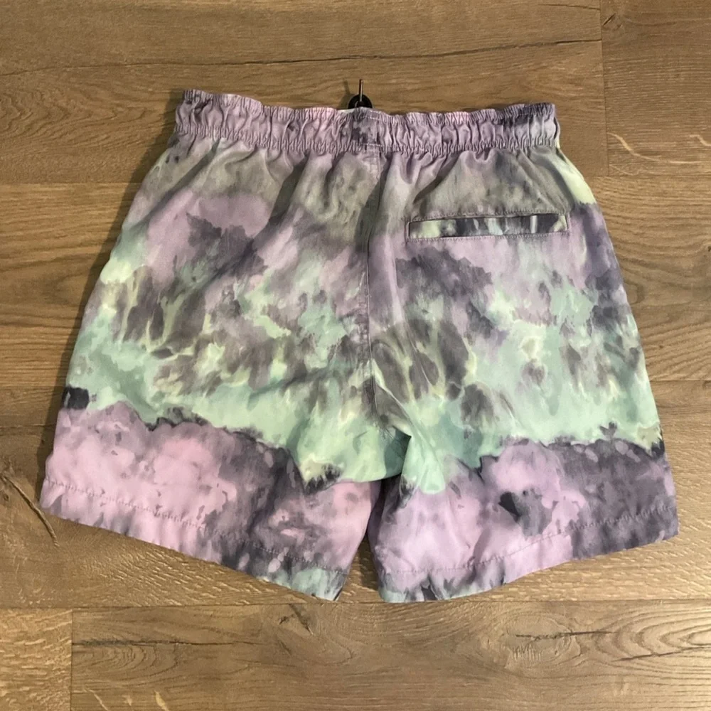 Men’s H&M green, lavender tie dye swim trunks with liner, 6” inseam, S